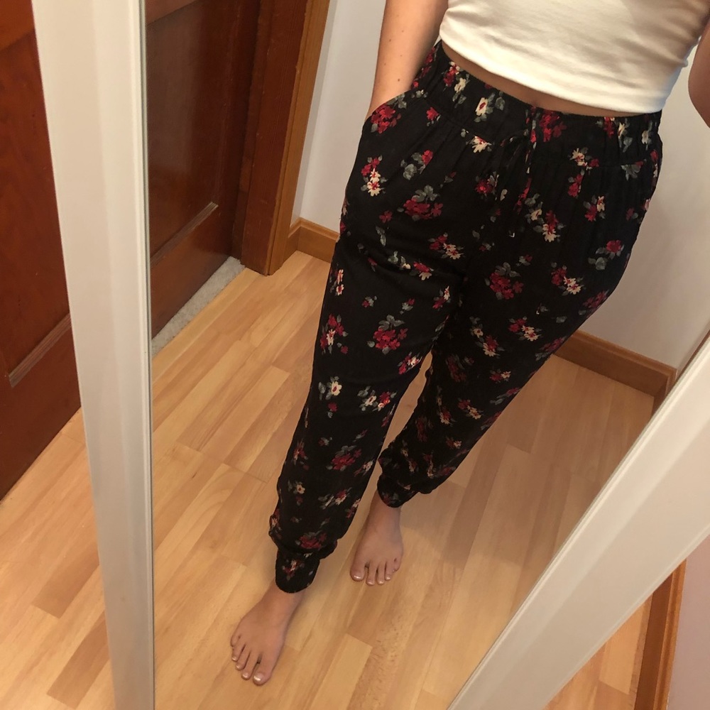 ▪️Final Sale 2/5▪️ Hollister Floral Jogger Pants